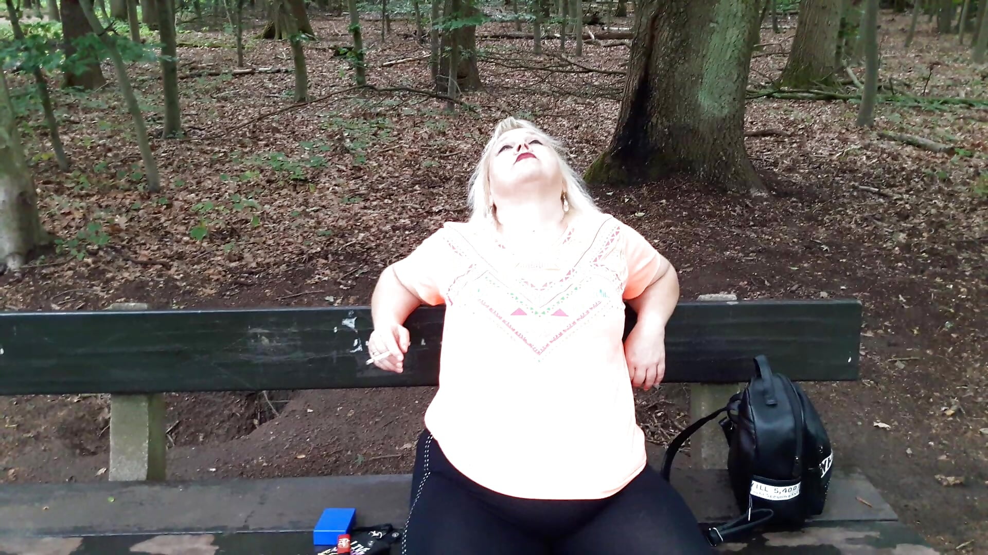 rauchen und spucken im Park