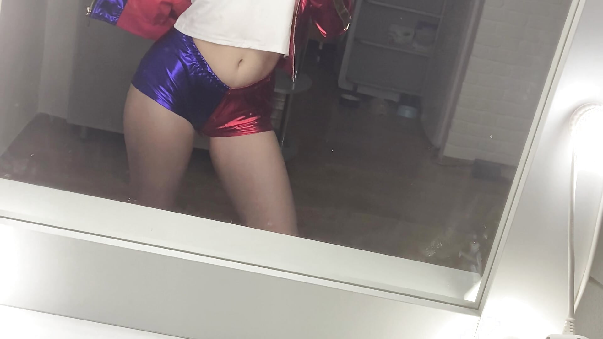 harley in mirror >,<