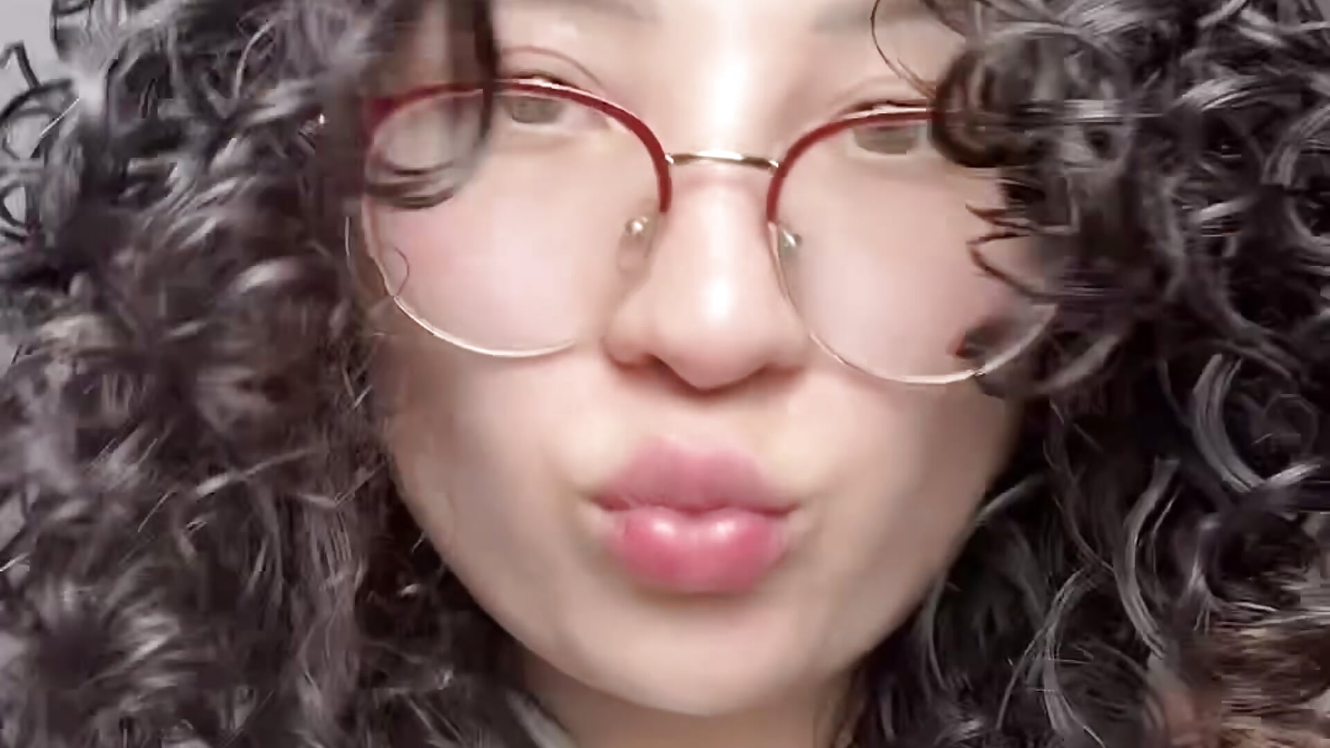 Peinadita – video modela na kameri perla_slim