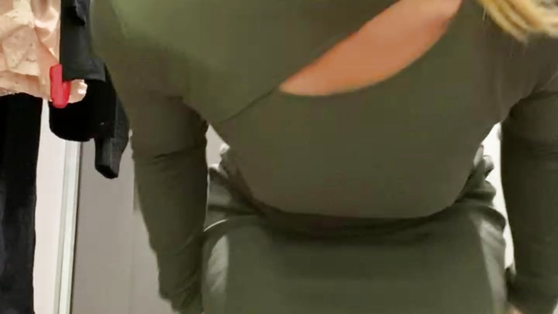 Quick squirt in public dressing room - clip cu LittlePurpleSquirt