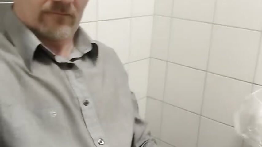 Taking a break from work and going to the toilett. - فيديو من tom-swede موديل الكام
