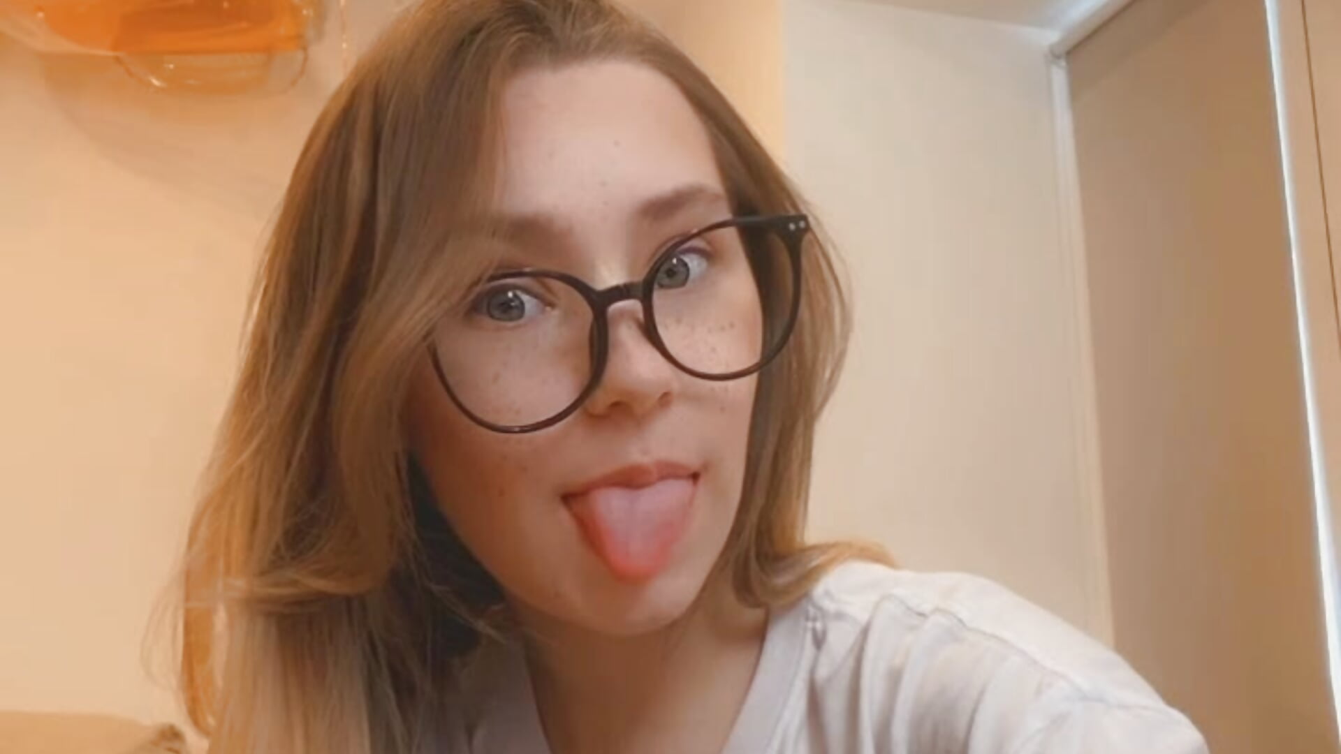 yo - video by Radiants_two cam model