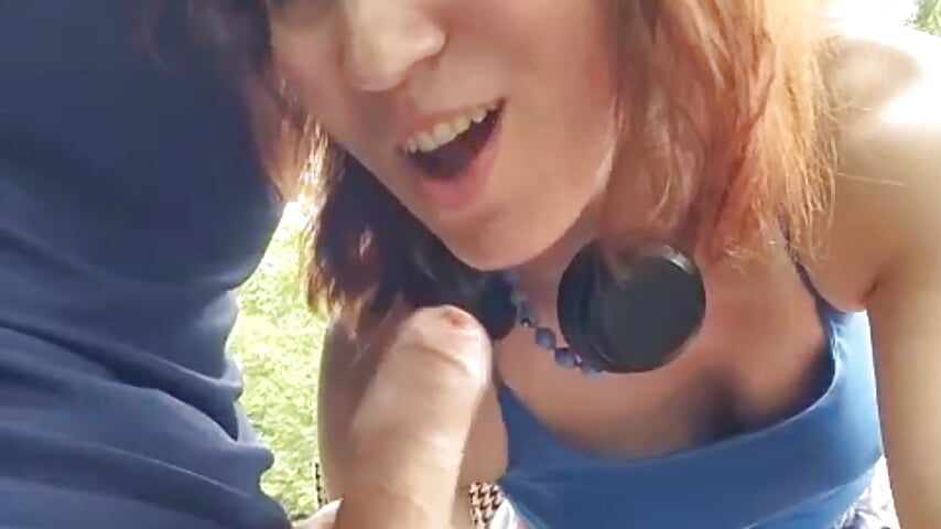 Sucking, hand job,open pussy lips in The Park - วิดีโอโดย Exhibitionsplit โมเดลแคม