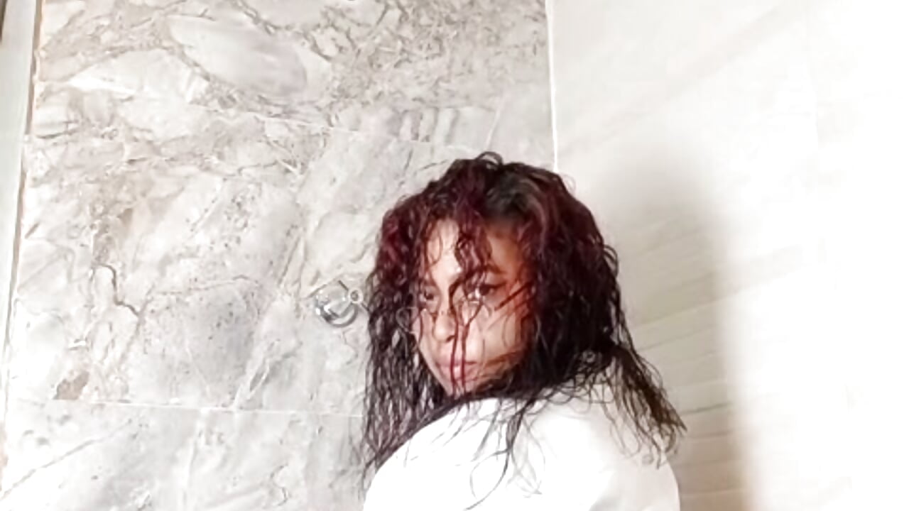 sexy dance for u - video by Naomi_Tylers cam model