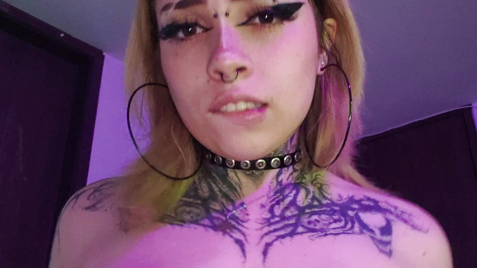 Kiss me while you fuck me ♥️