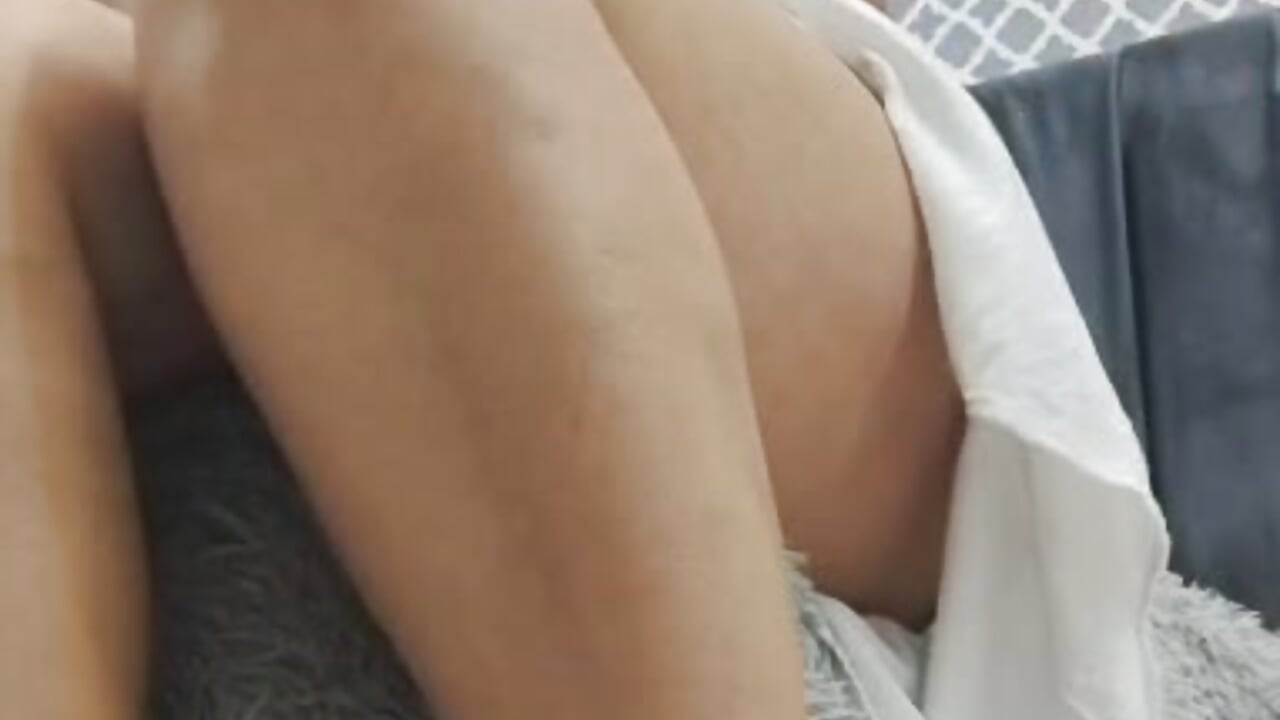 oil My feet and legs - video by scarlett_moore cam model