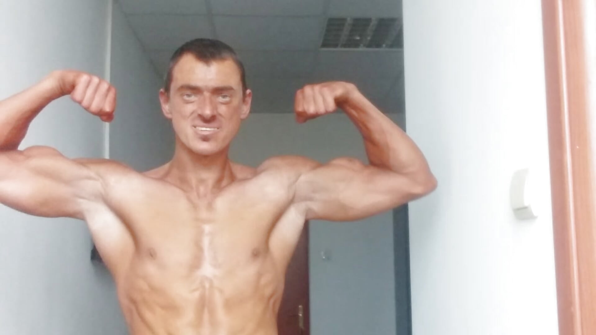 CONAN IN  BEST SHAPE FLEXING ALL BODY AT HOTEL AT MR UNIVERSE 2023!!!! - video av ConanJones cam model