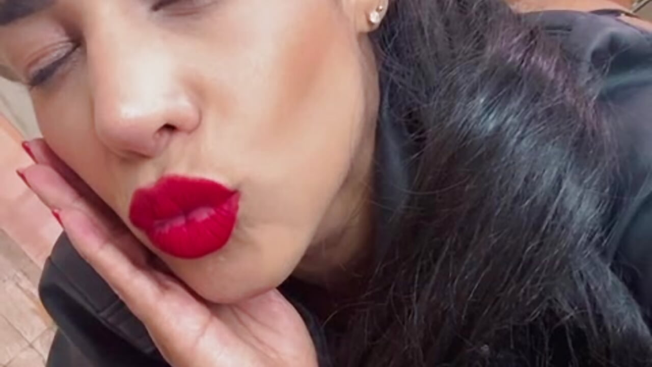 Kisses - video by katie_cruz cam model