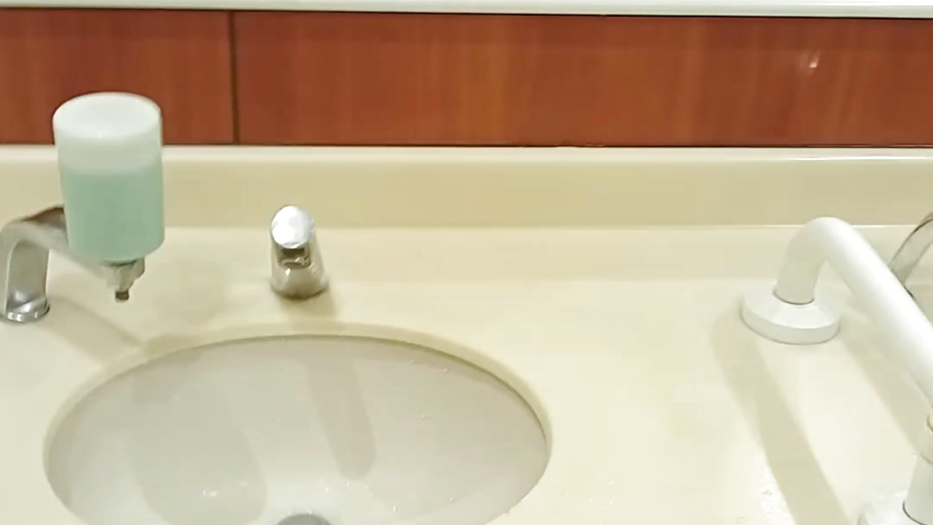 公衆トイレ露出オナニー