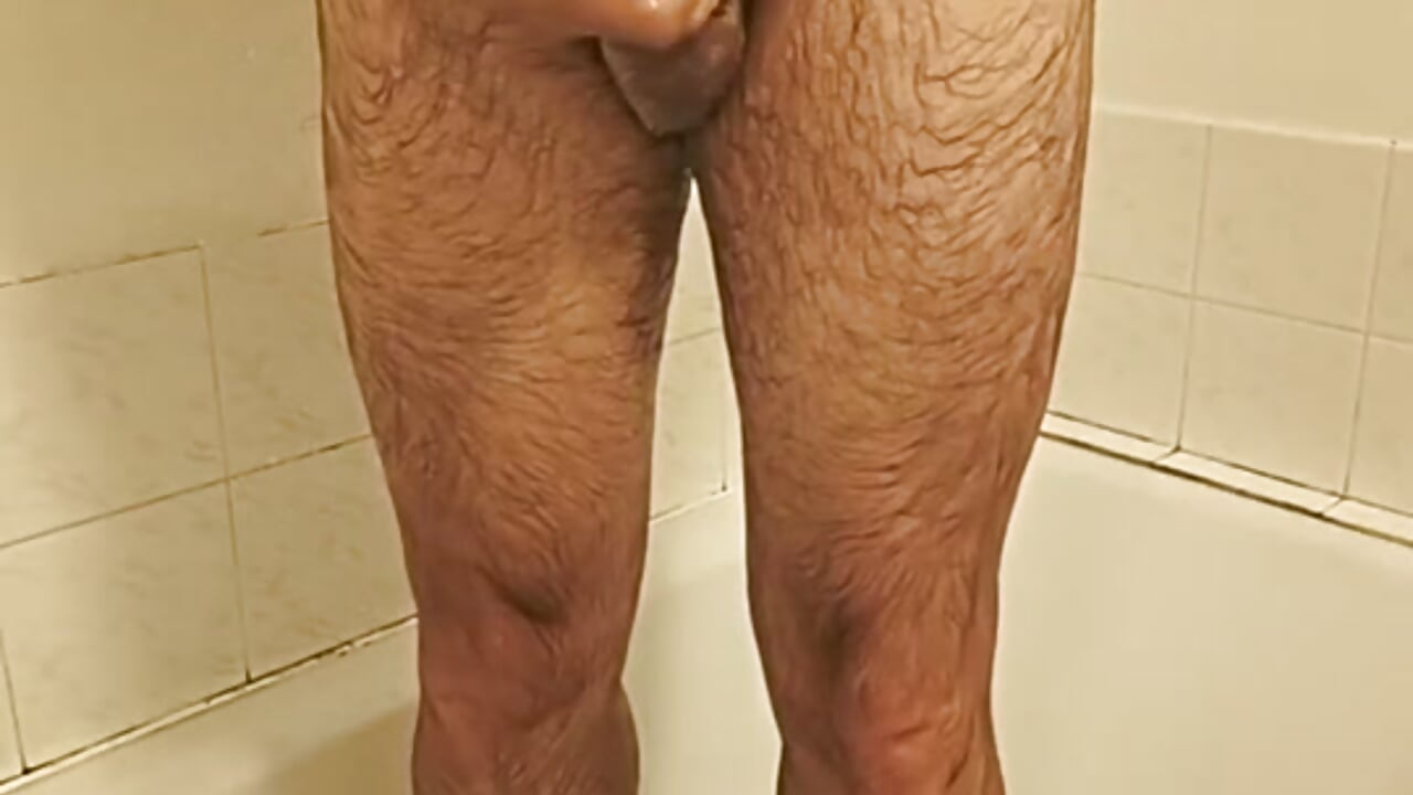 Partly shave 🪒, play with little drum stick 🪘and having bath 🛁 – video af gendos777 cam-model