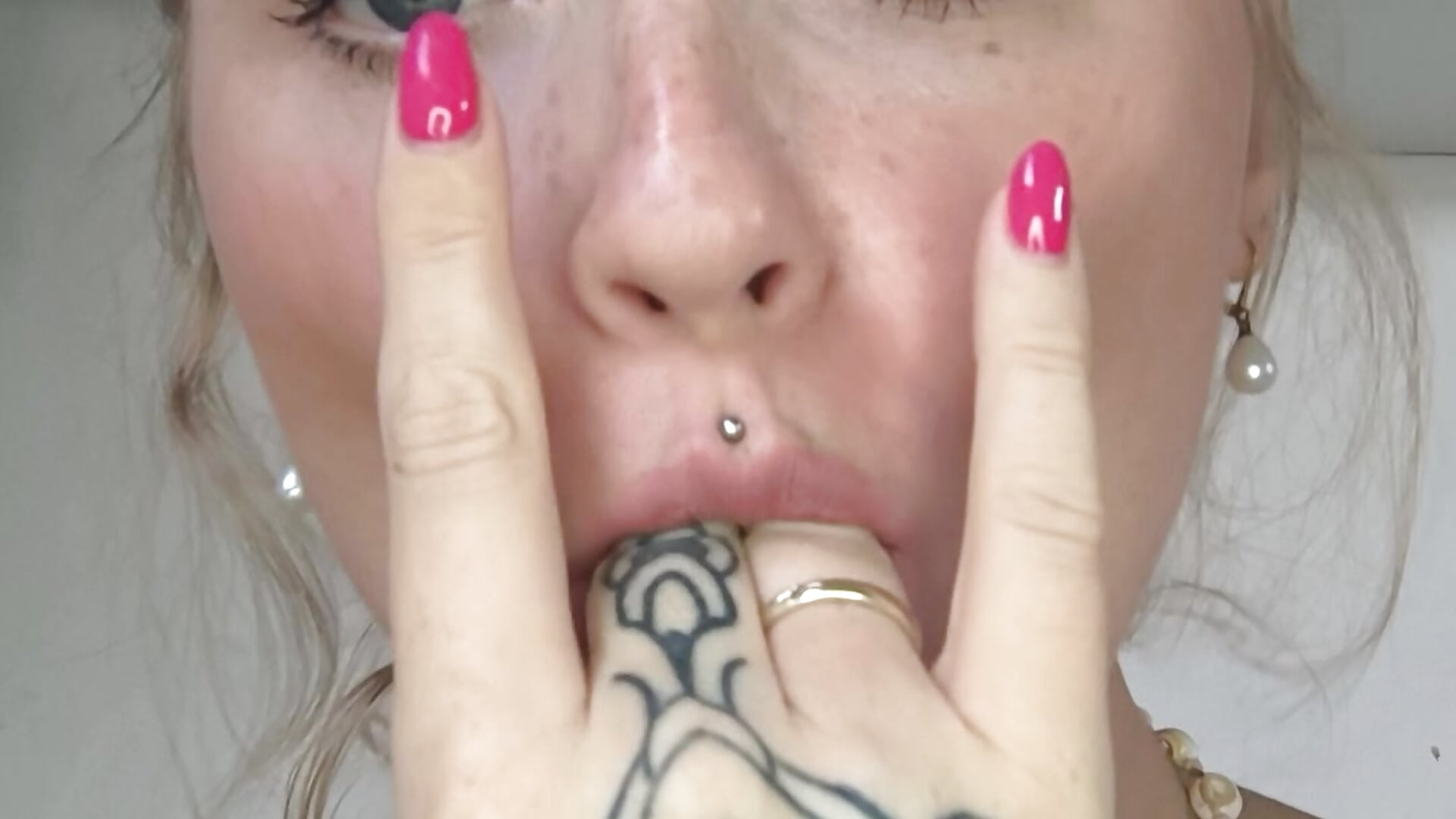 Finger sucking 👄😺 – video od webkamerové modelky Goldi159