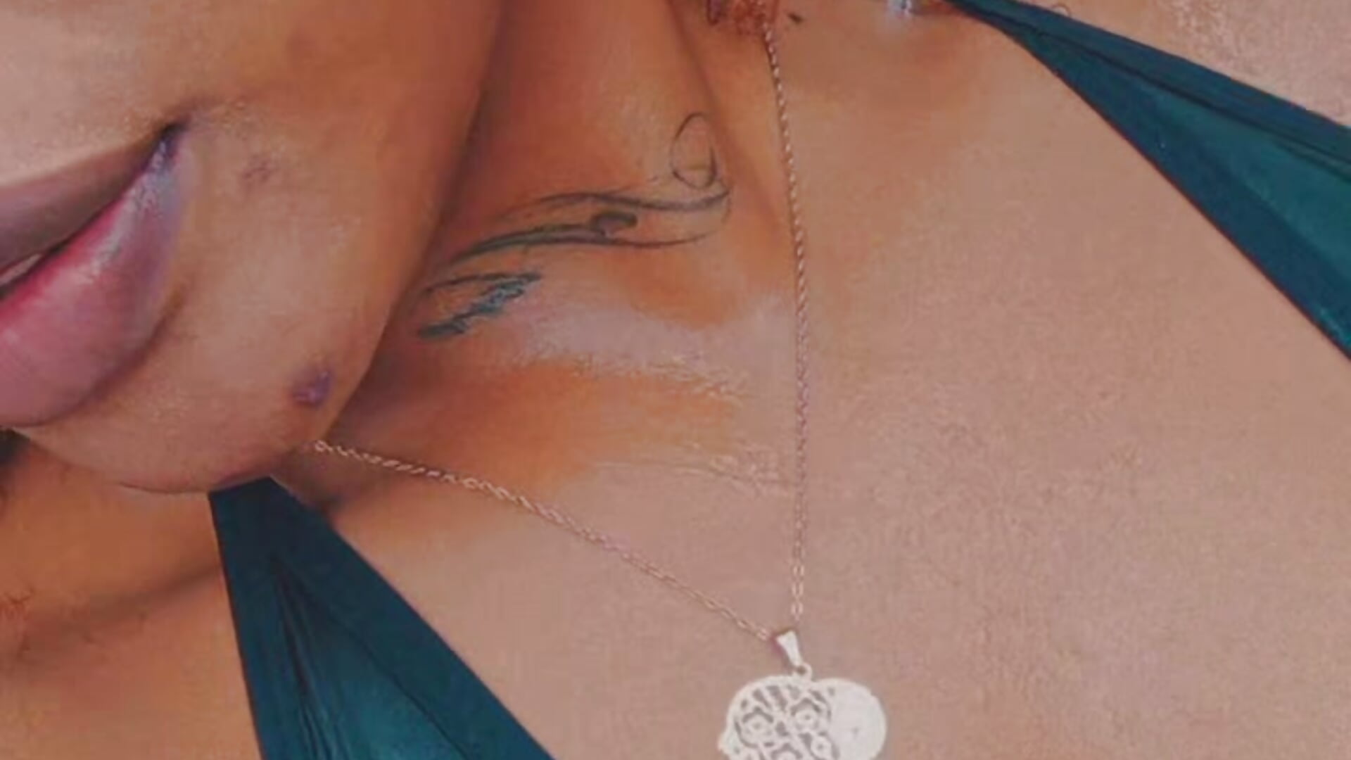 Water - 視頻由 MadisonLopezx 主播提供