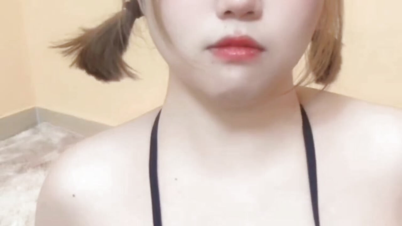 Rubbing boobs 揉奶 - video by Ching520 cam model