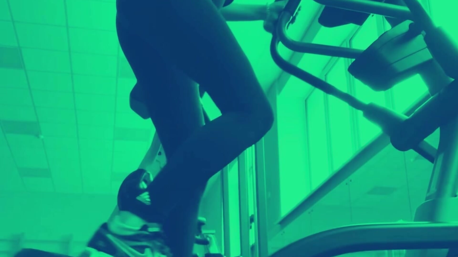 A doughnut in the gym🙃 - video by Jinna_milli cam model