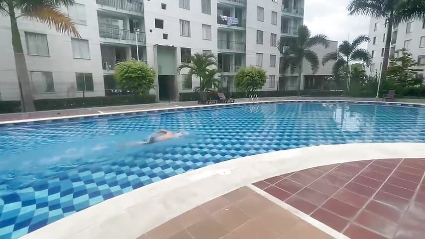 TOMMY AT THE POOL - Vídeo de tommystars1, modelo de vídeos
