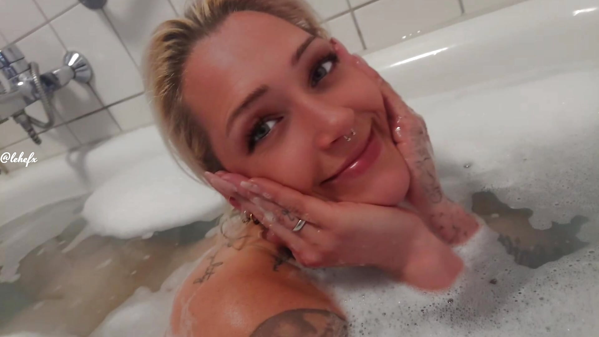 In the Bathroom / In der Badewanne - video by Micky_Mouth cam model