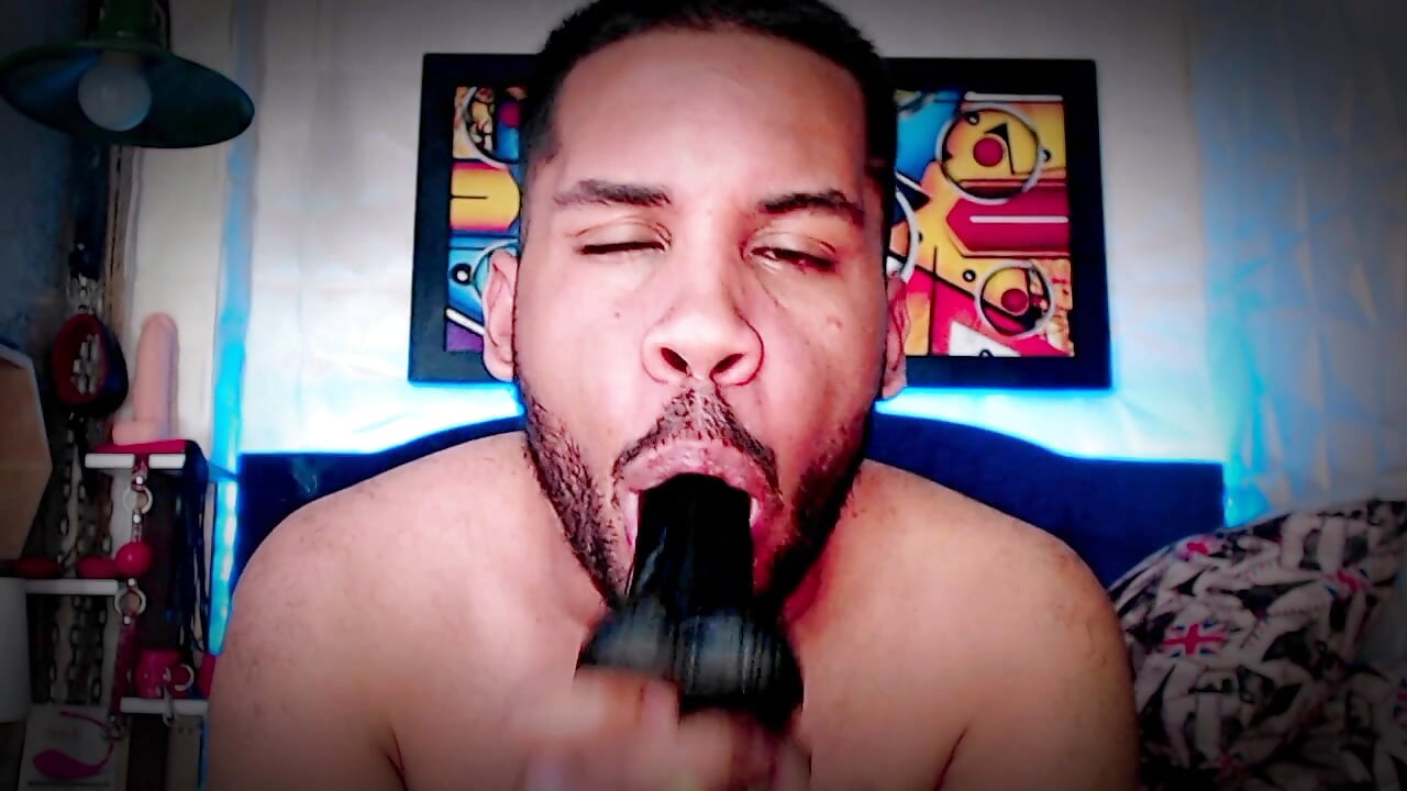 Sucking with a little deep throat While smoke - video by ramzel_biaggi cam model