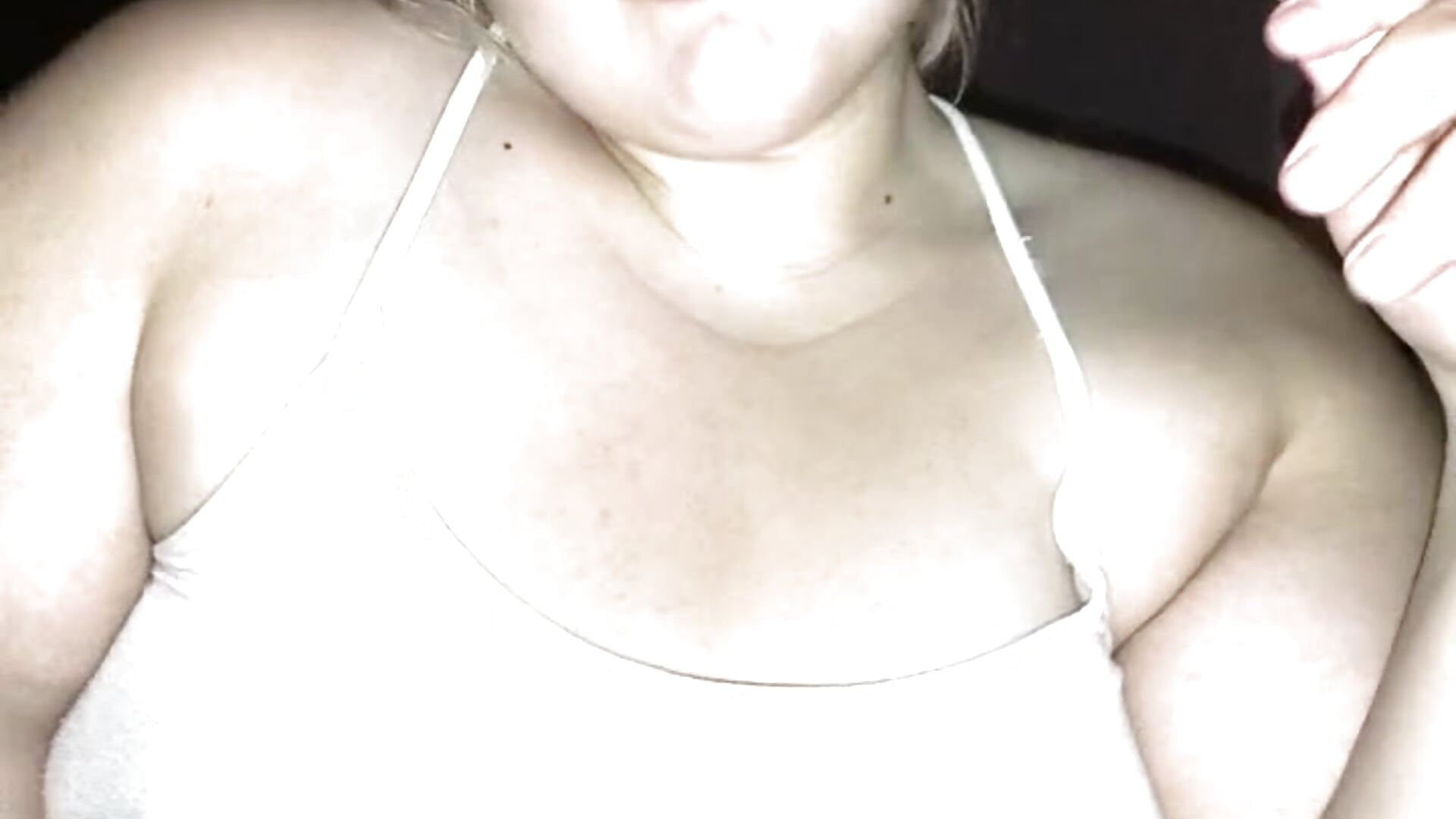 Licking my strawberry ice cream in the evening - Freakcute_ 캠 모델의 동영상