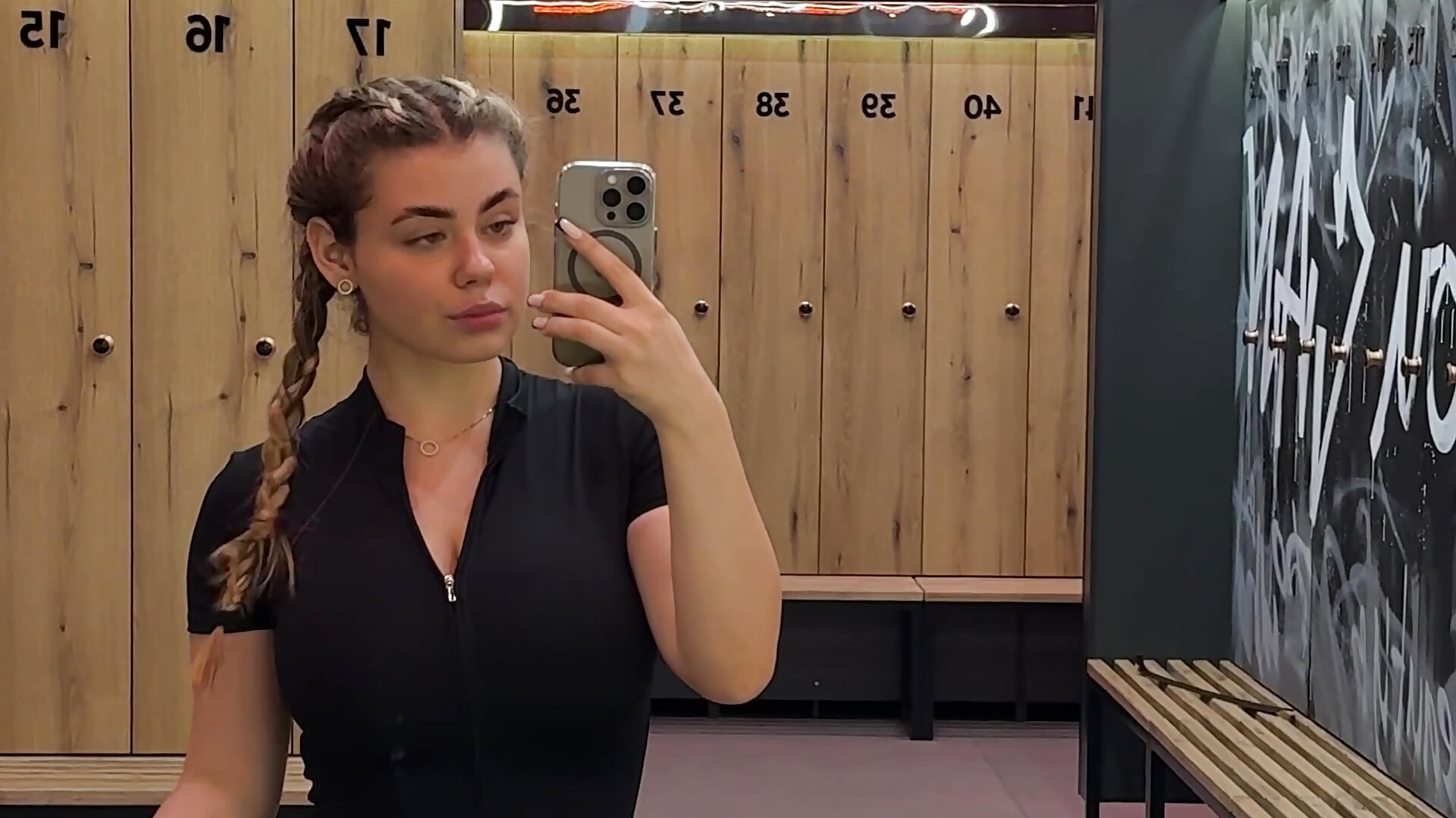 The beauty came to training 🤭🍑 - video by IsabellaBler cam model