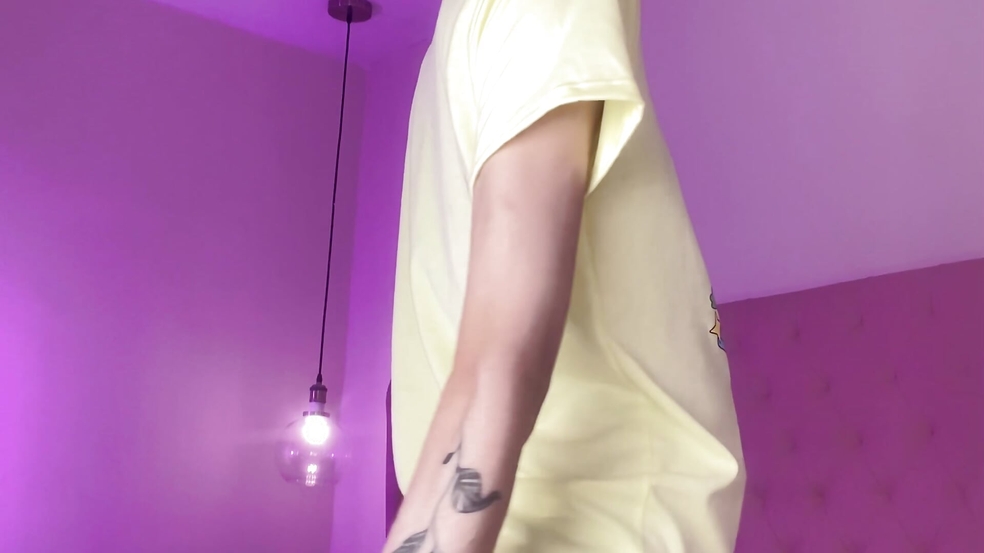 What’s under my shorts? 🤫✨ - video oleh lyamthommpson kamera model