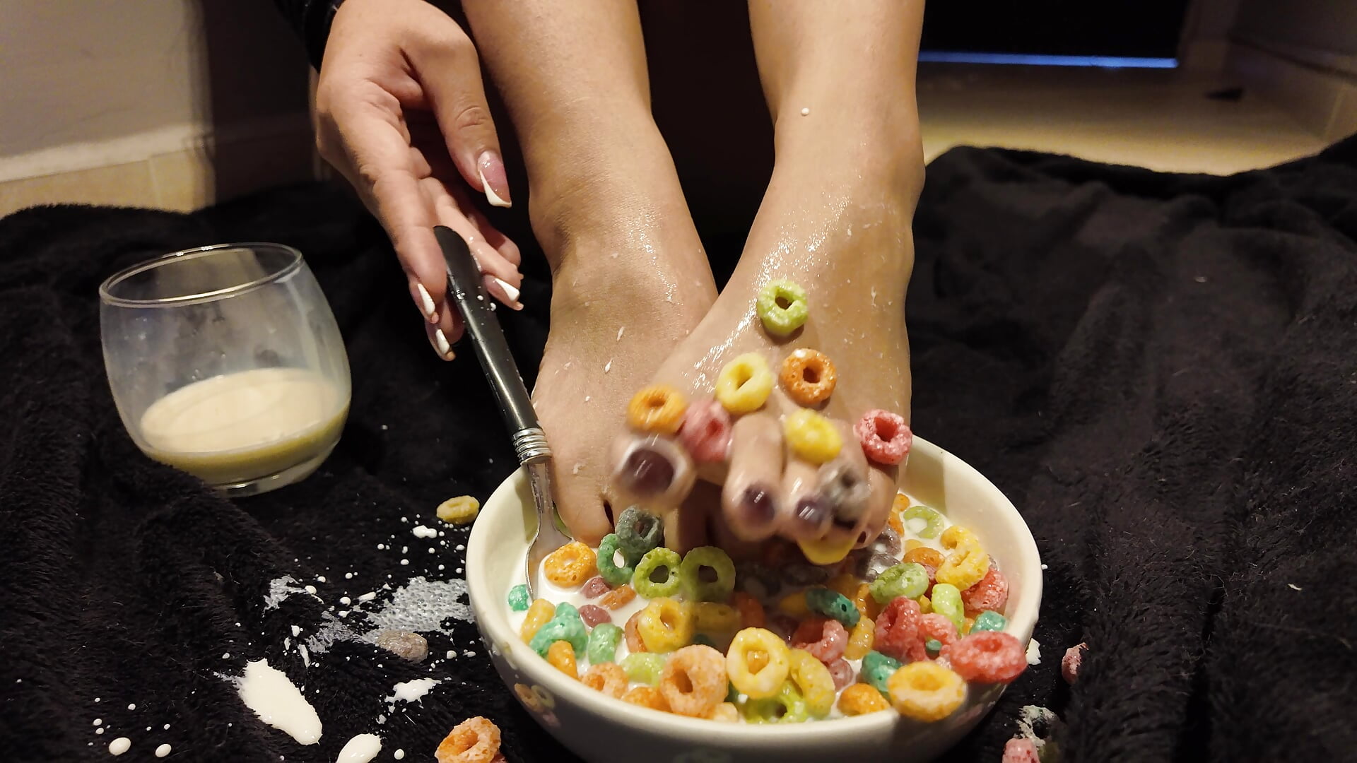 My feet in milk and cereal 😋👣 - vídeo de la modelo de cam susan_zc