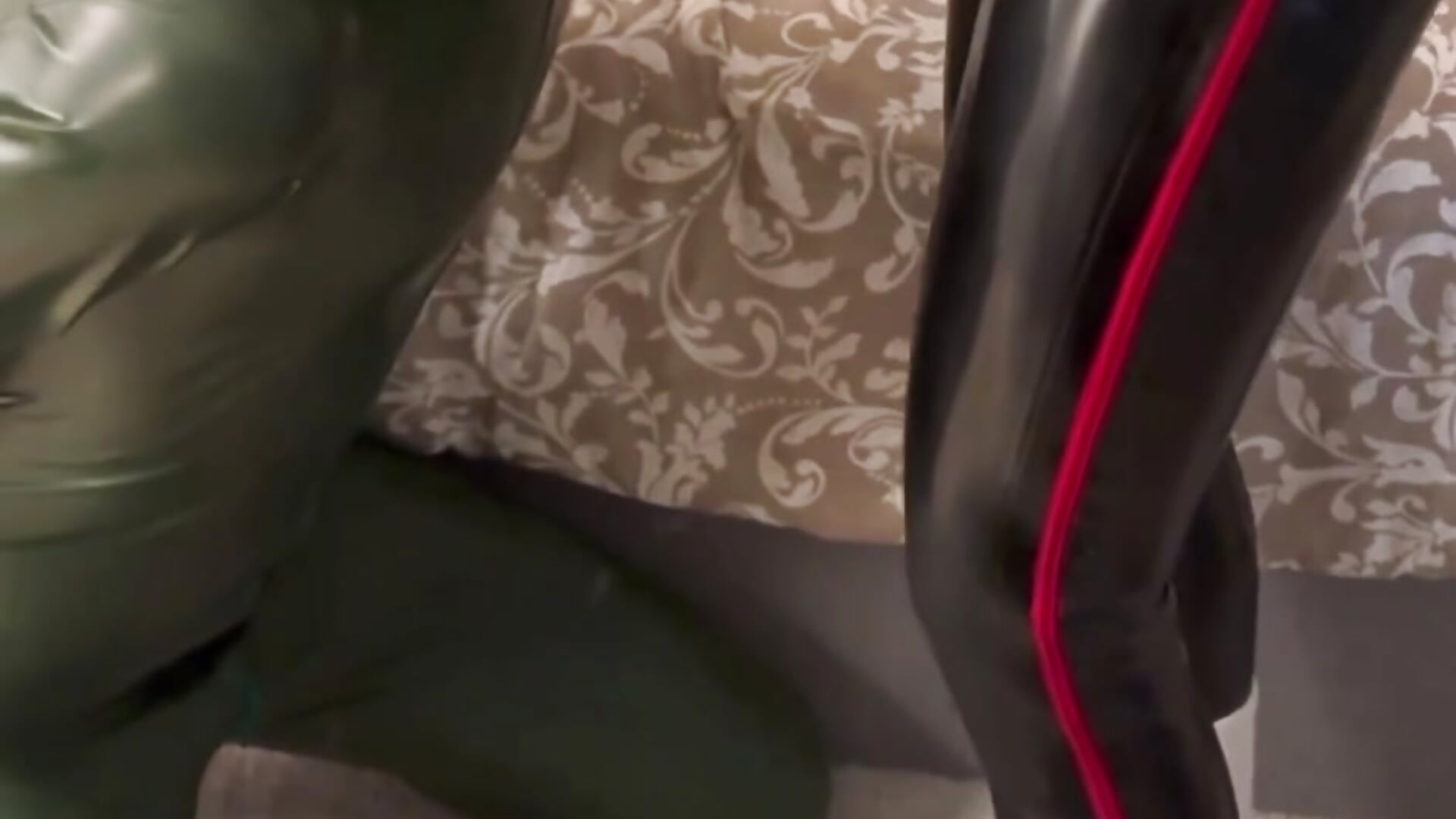 Suck me deep in latex - video by _Crystal_evains cam model