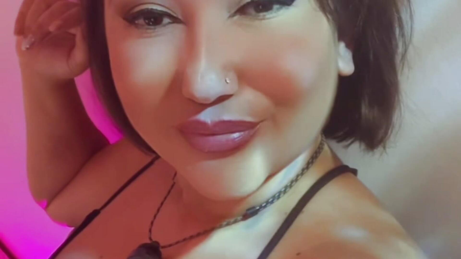 Feeling a little naughty today… 😏🔥   Care to find out just how much? 💋 - vidéo du modèle de showcams Victoria-Harper