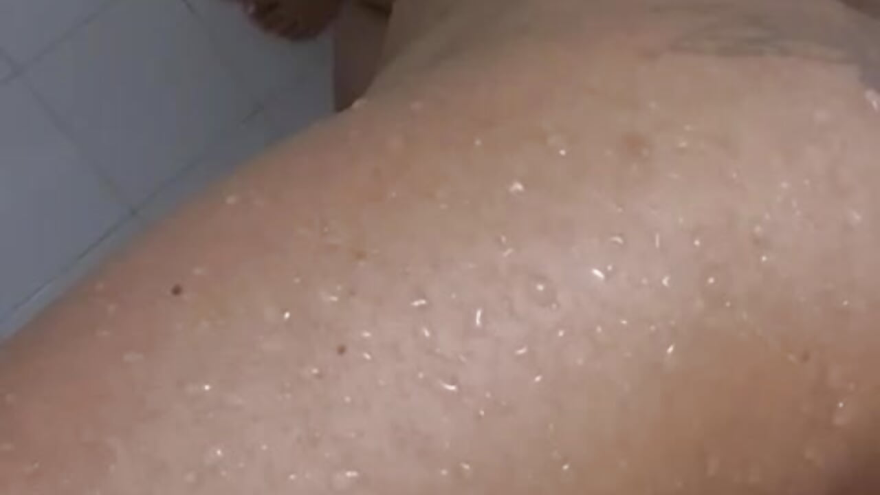 Sexy Pose and ass in the batrhoom - video by JulianaCastillo cam model
