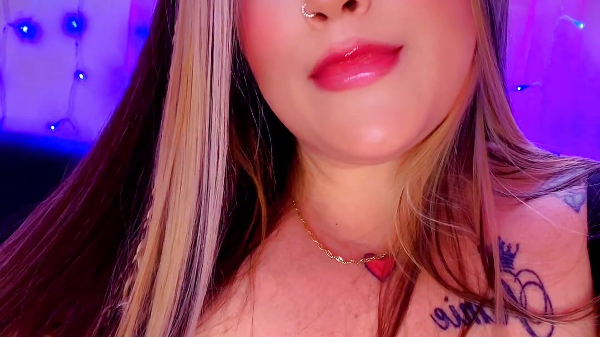 Tiktok @kikisparkles4u - KikiBBW adlı kamera modelinin videosu