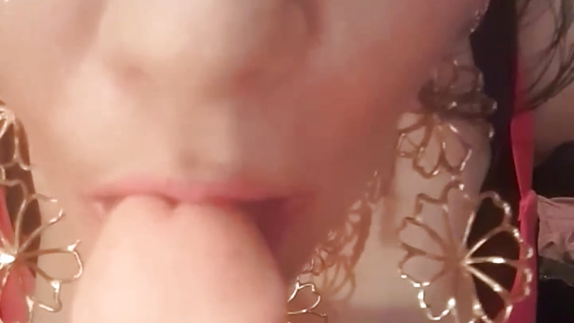 Testar Suga På En Av Mina Härligheter (hög musik i bakgrunden) - відео від вебкаммоделі Magicca