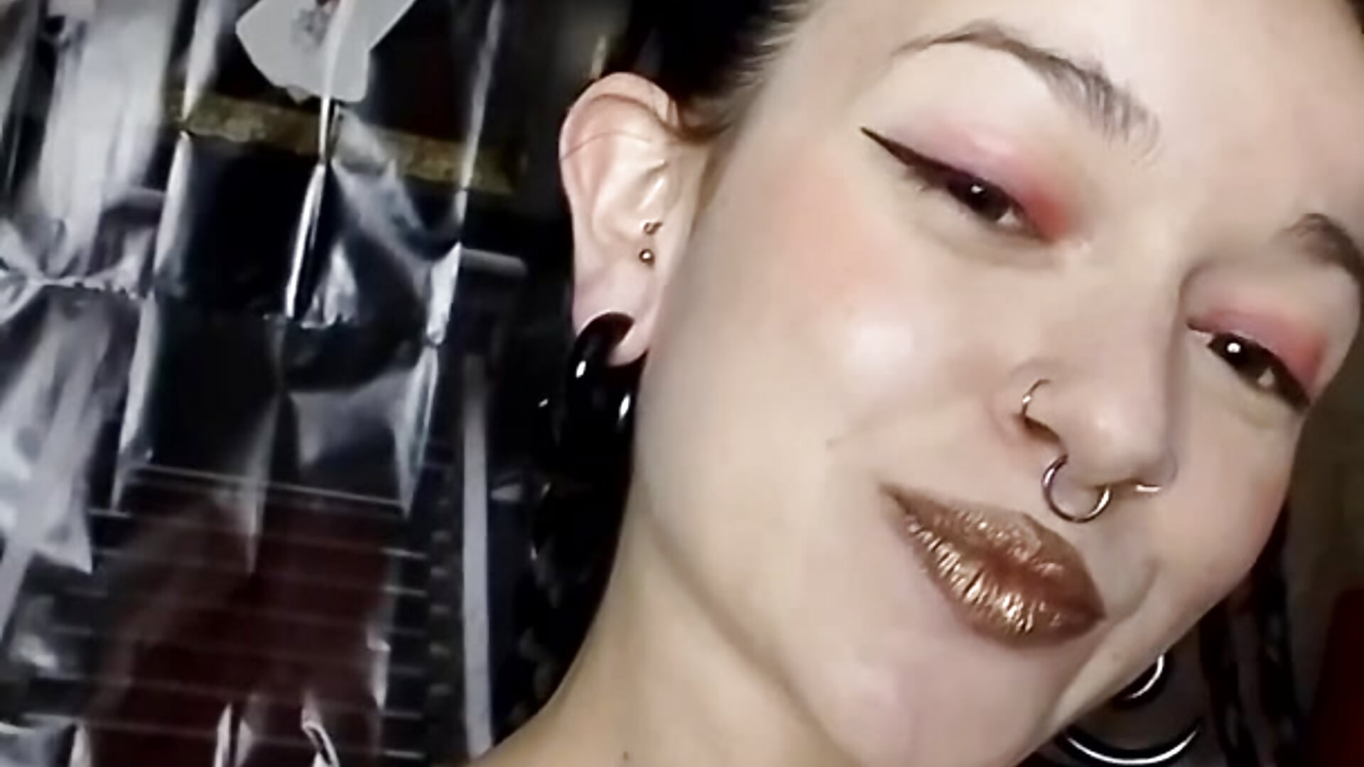 🕸️ Dark eyes, sweet smile… trouble in disguise?  🕸️ - video di Angela_18honey modella di cam