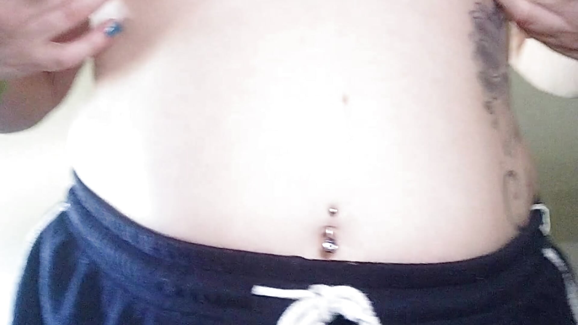 Mis pezones con pinzas pasando un poco de dolor , pedazo tetas que te mando - video by emmita69_ cam model