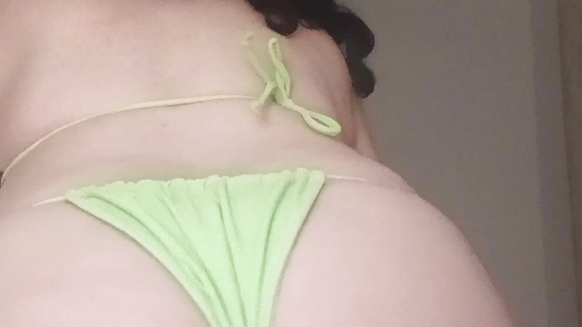 Y este culito tan rico para que le des propinas - video by emmita69_ cam model