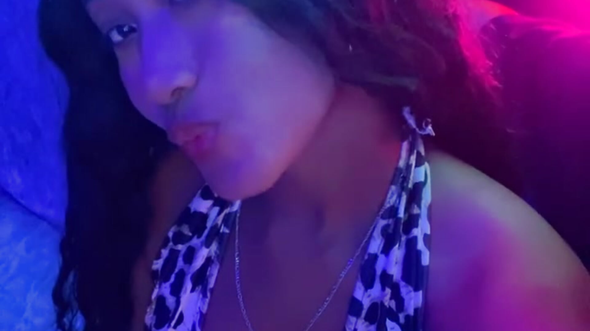 Kisses🥰 - video oleh AleezaFrench