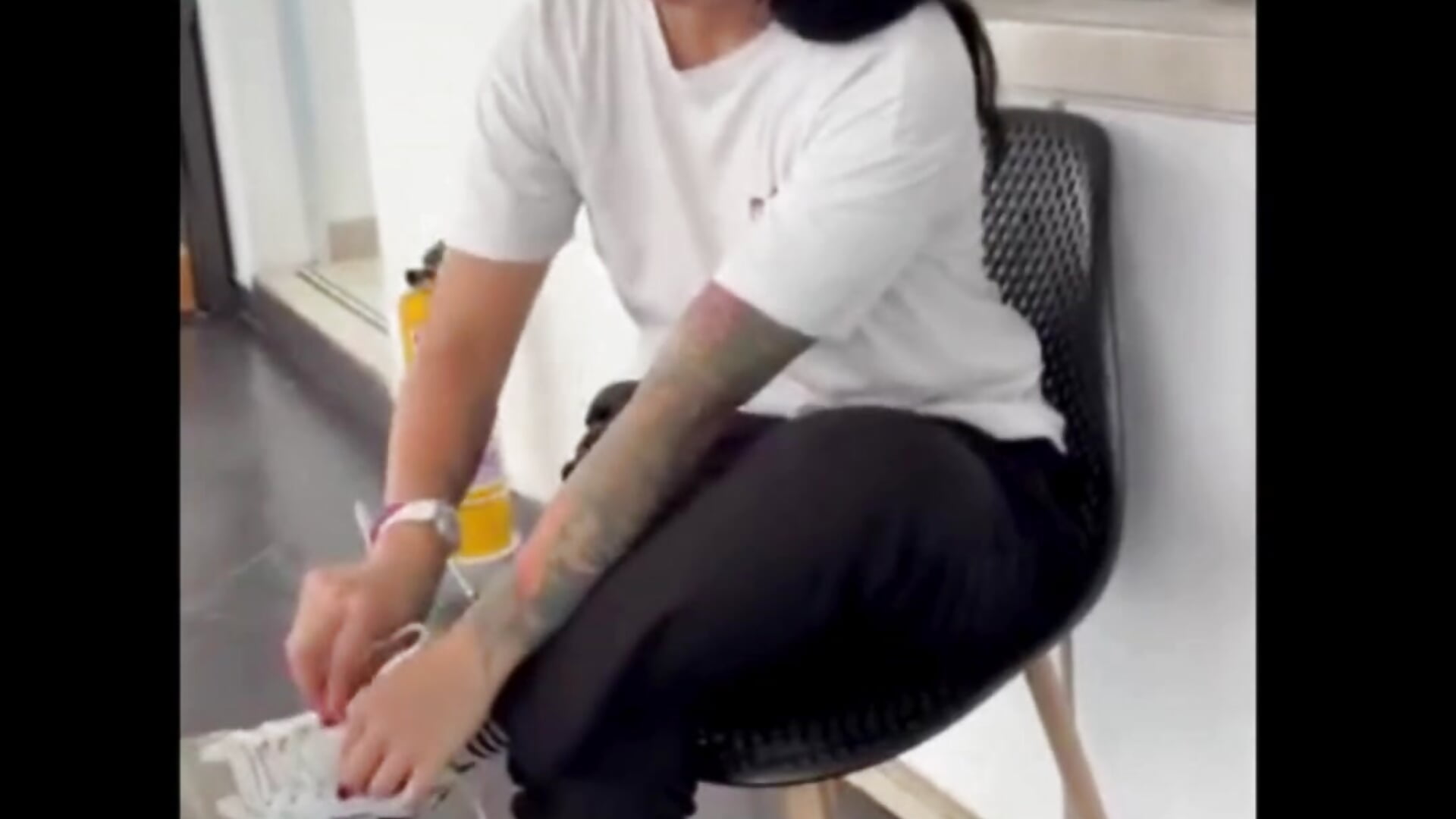 Smell my sporty feet - video di kira_moon__ modella di cam