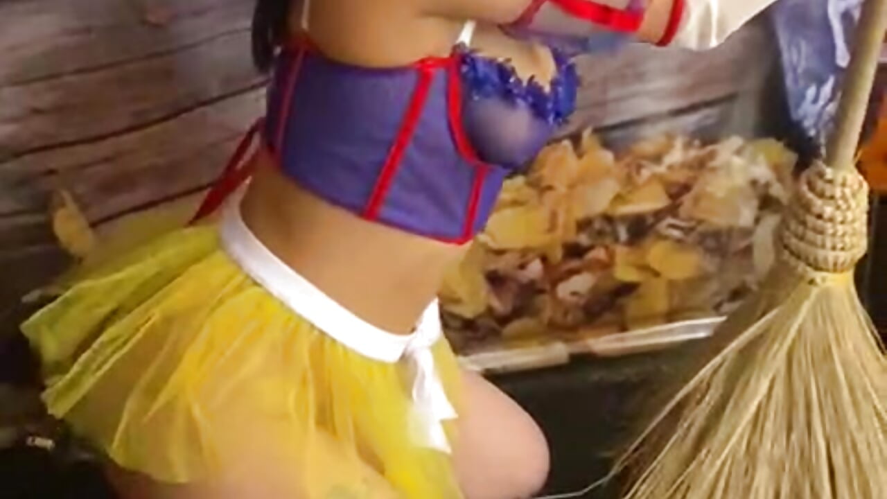 snow white cosplay TBT - video by maybelline69 cam model