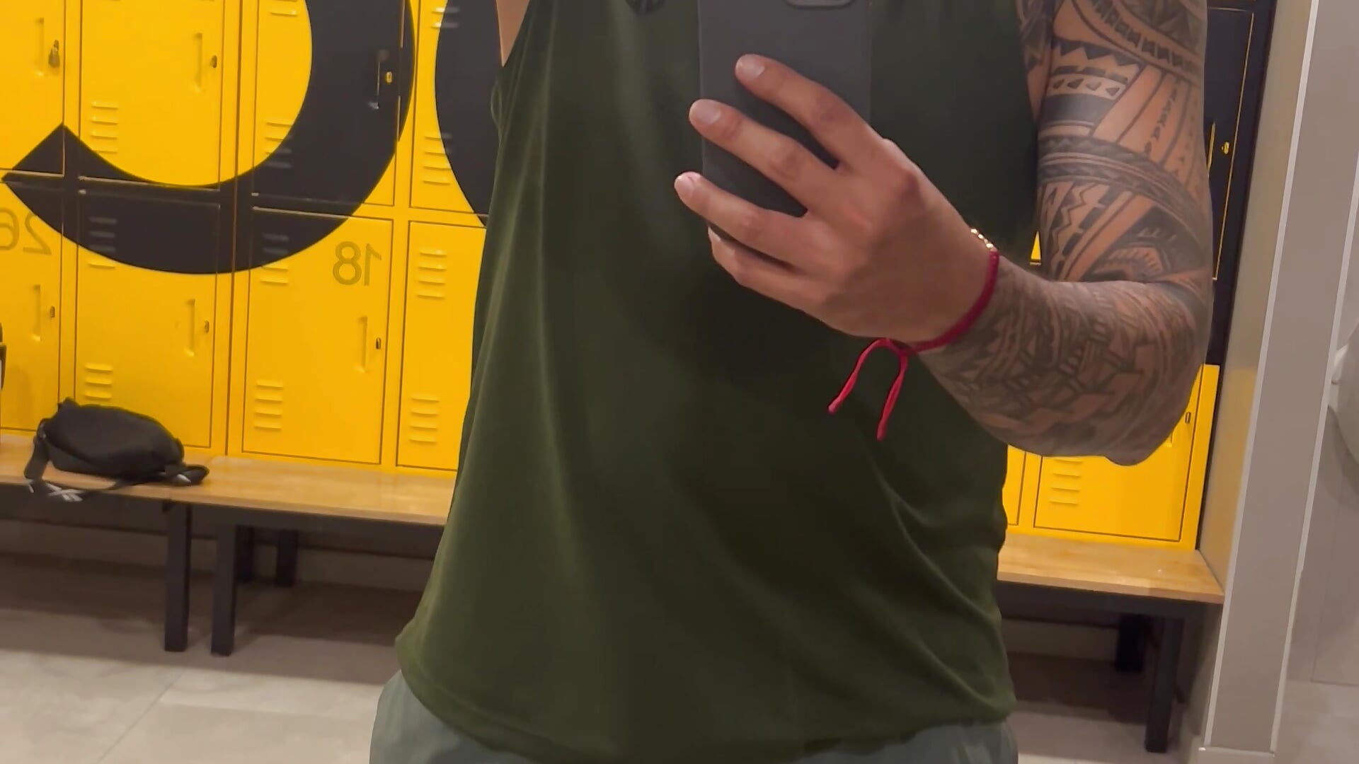 Look at me and see my tattooed arms, and there's more... - video by SebaxttianCock cam model