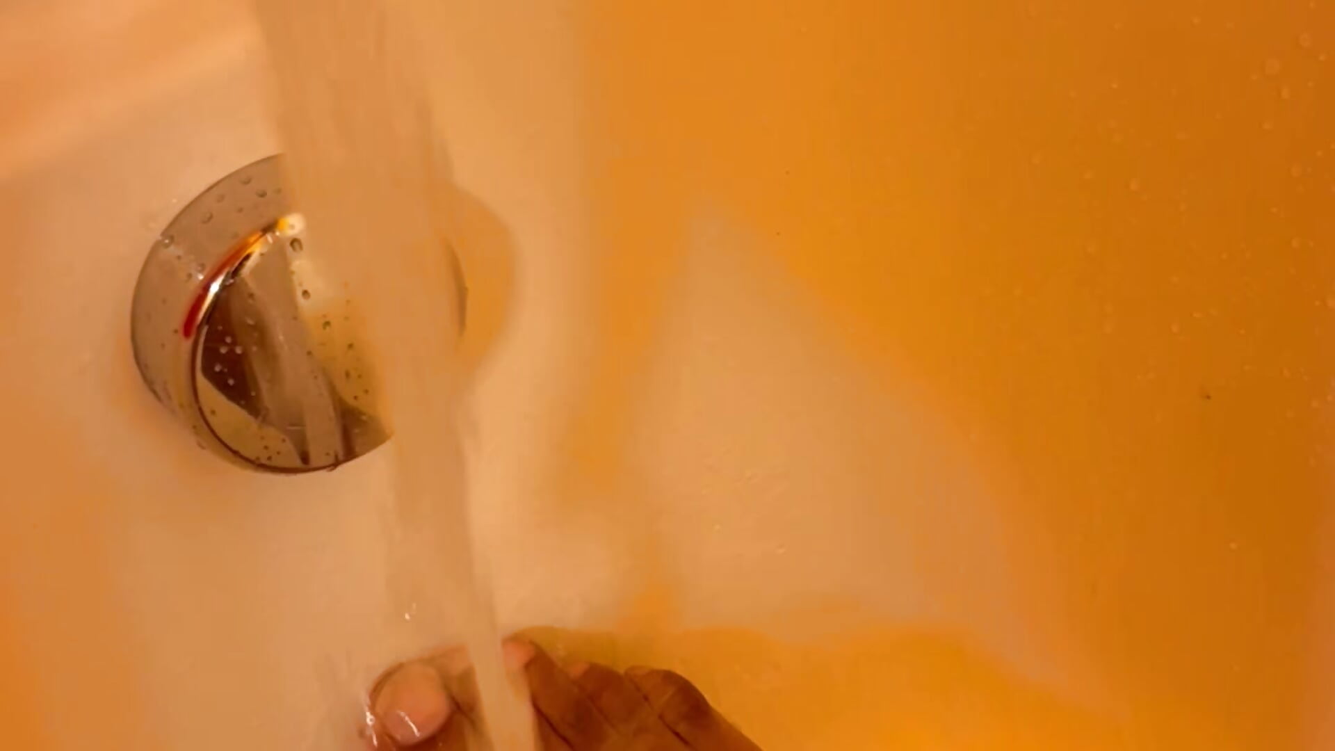 Cleaning feet - video by MidnightFlexxx cam model