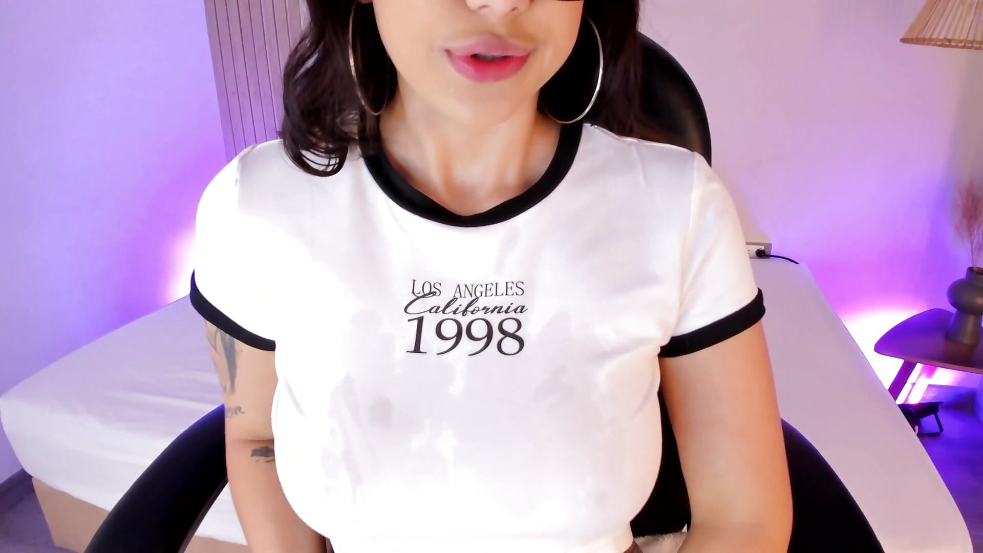 Wanna help me take off this shirt? 💋