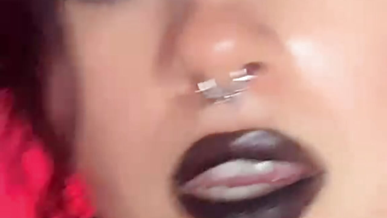 Piercing – video modela na kameri HinaMiyu