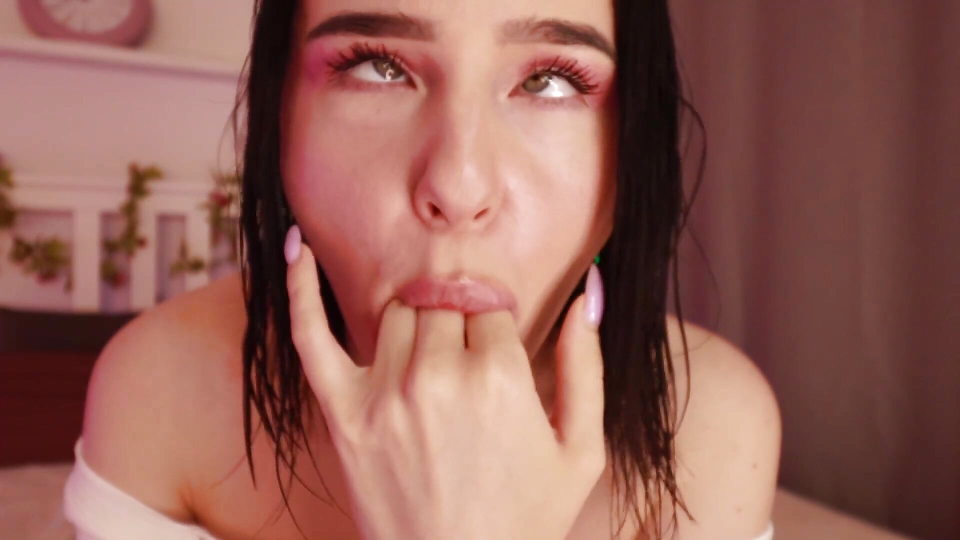 sucking fingers - video by Emily_Shane cam model