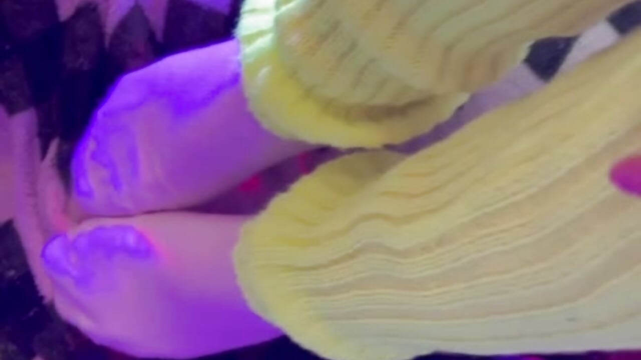 legs - video by Melissa_Wells cam model