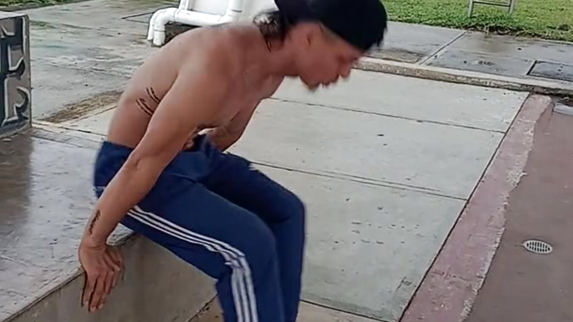 A SEXY MAN OUTSIDE - vídeo de VivienAndClark