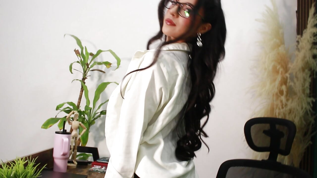 Your hot secretary 💋 - סרטון של AmatistaSallow__, דוגמן/ית מצלמה