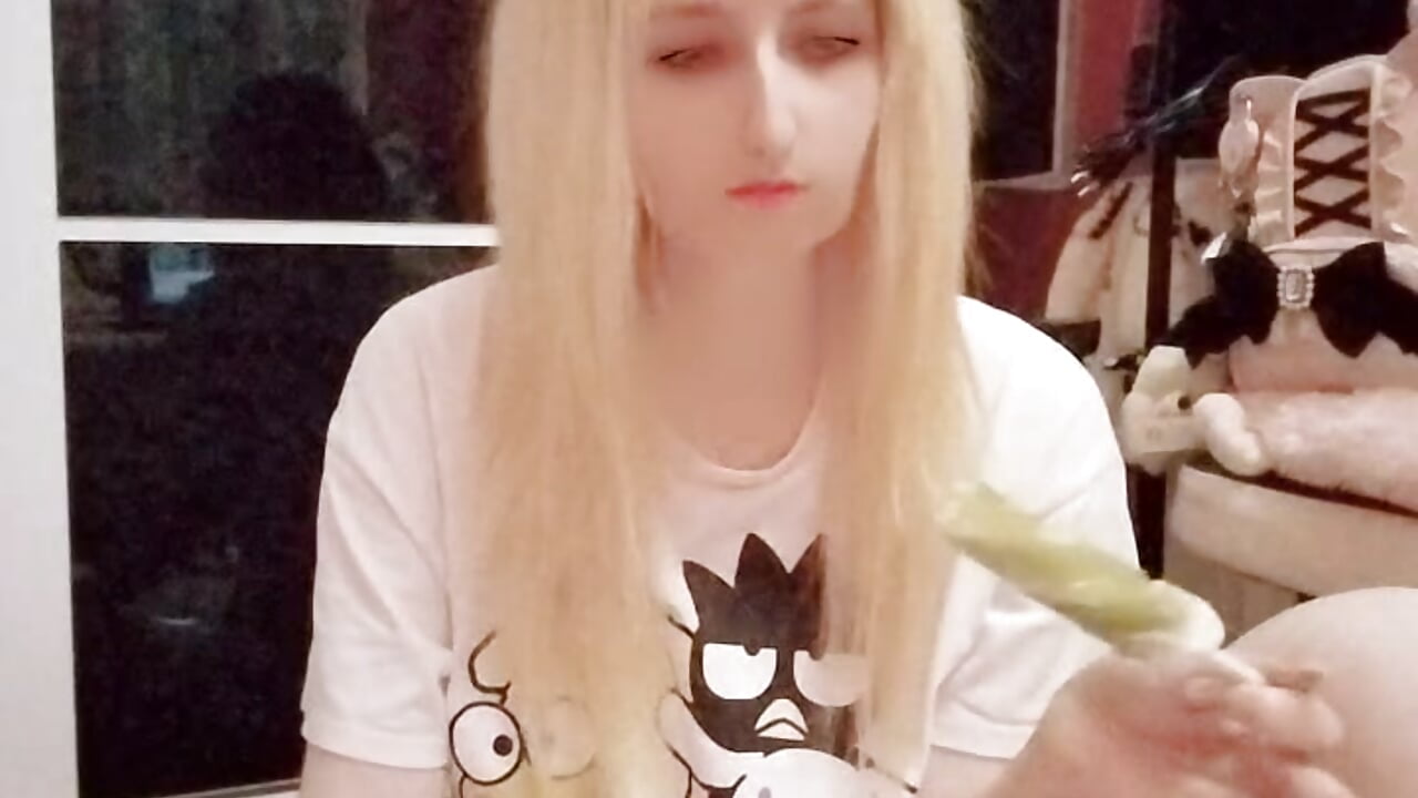 How to eat ice cream 😺😆 - video di lovely_nekochan modella di cam