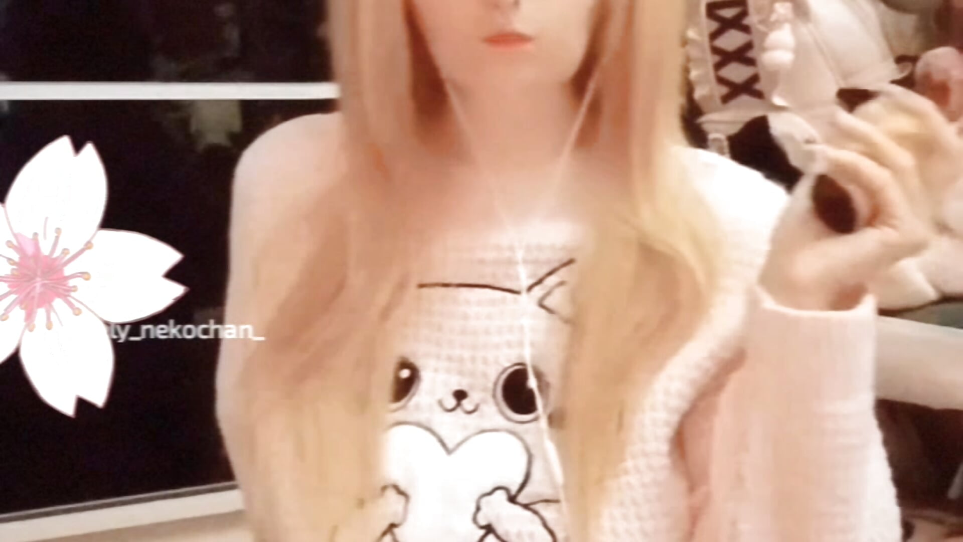 ねこちゃんの音への反応 + あなたのためにできること - video by lovely_nekochan cam model