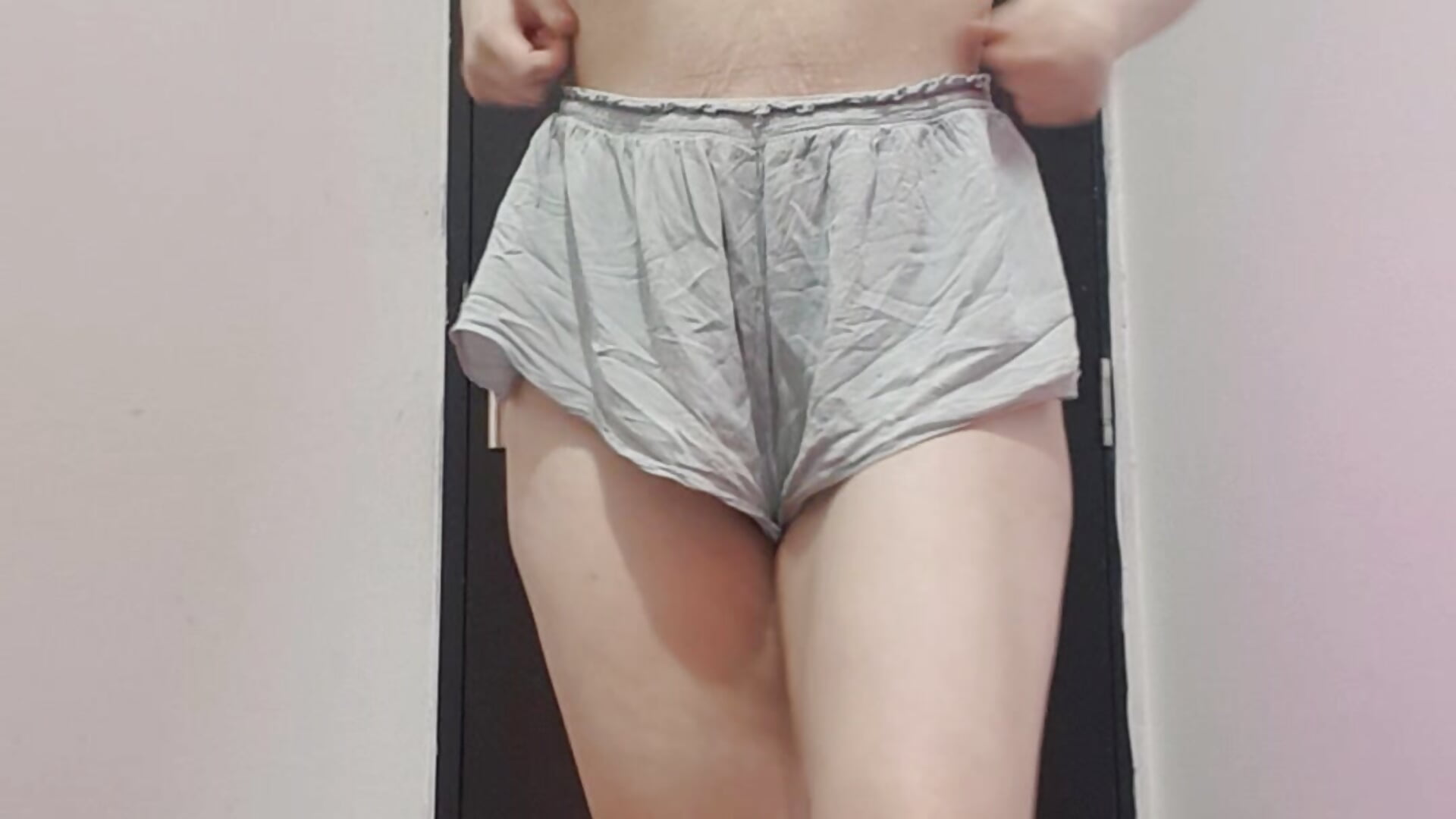 Video dropping my saggy tits out of bra. Getting toppless and bounce hard and loud my empty hangers. - Catlady333主播的视频