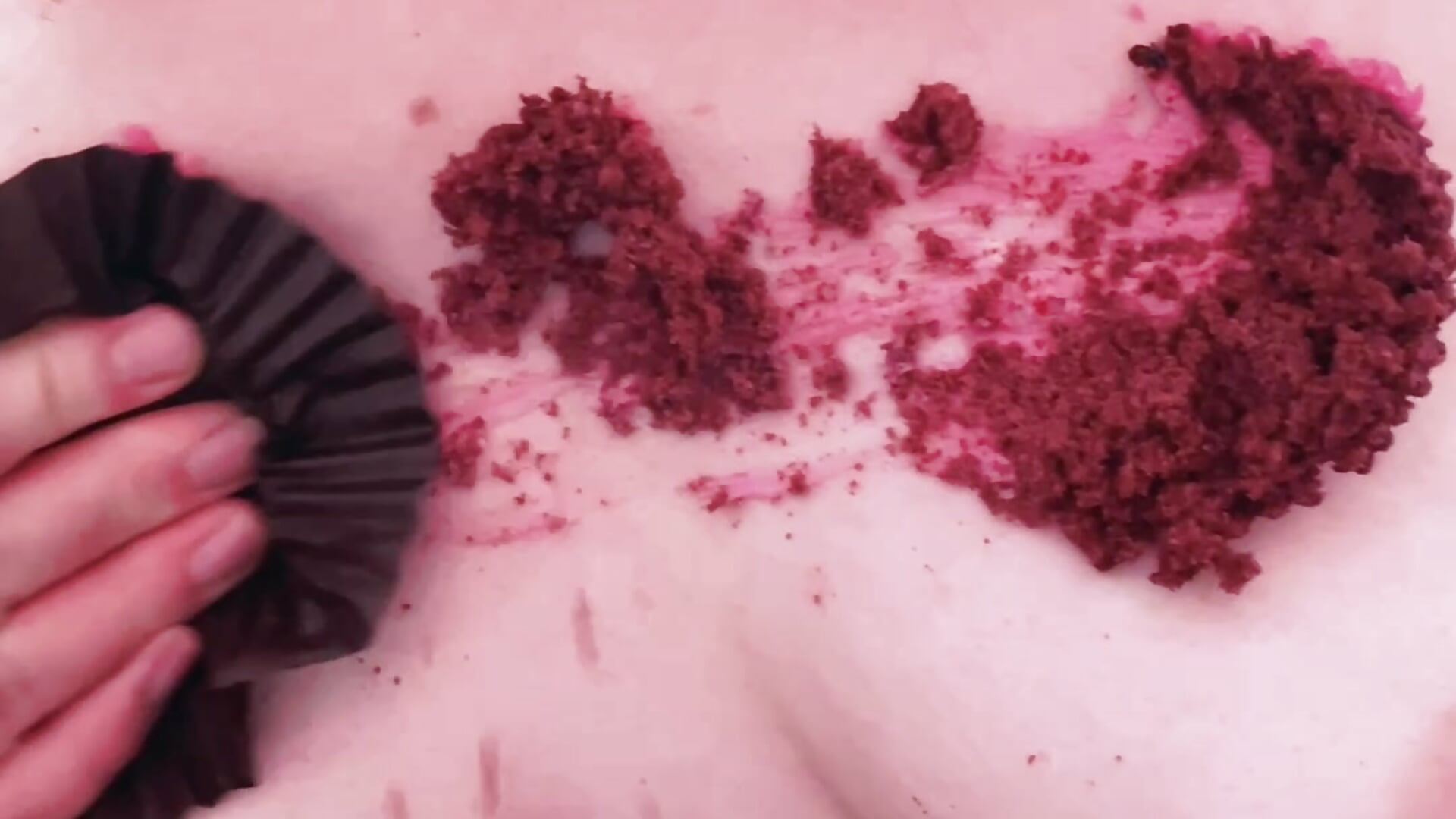1 GIRL 2 CUPCAKES: SEE HER CRUSH CAKE WITH HER CAKE & ENJOY THE RESULTING MESS ALL OVER DEM CURVES