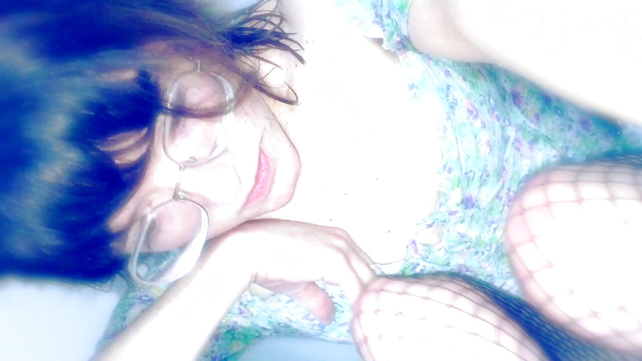 BRITISH BIRD BATH: CUTE SLUT IN GLASSES & A DRESS GETS WET AND FUCKS HERSELF WITH A DILDO IN A BATH - video by milk-toast