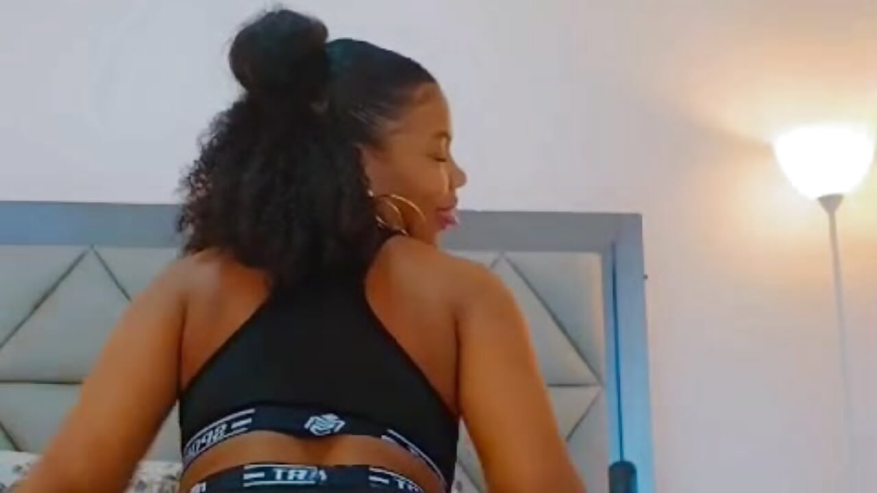 Making the thermometer rise. 🌡️ - video của người mẫu cam genesis_moretz